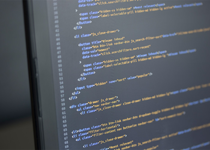 taggen-pdf Nahaufnahme eines Bildschirms mit HTML- oder CSS-Codezeilen.