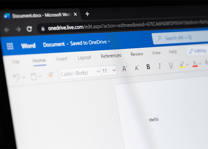 word-pdf Microsoft Word-Benutzeroberfläche auf einem Bildschirm, Fokus auf das geöffnete Textdokument.